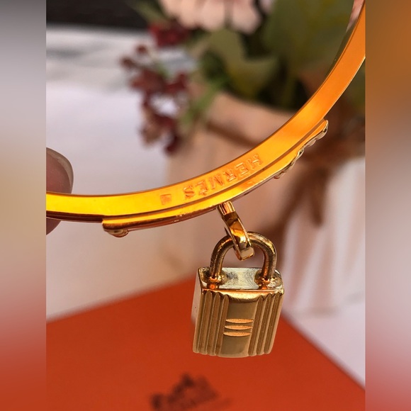 💯Authentic HERMES Kelly Cadena Lizard Motiff Bangle in Gold Kelly lock setting - Picture 14 of 17